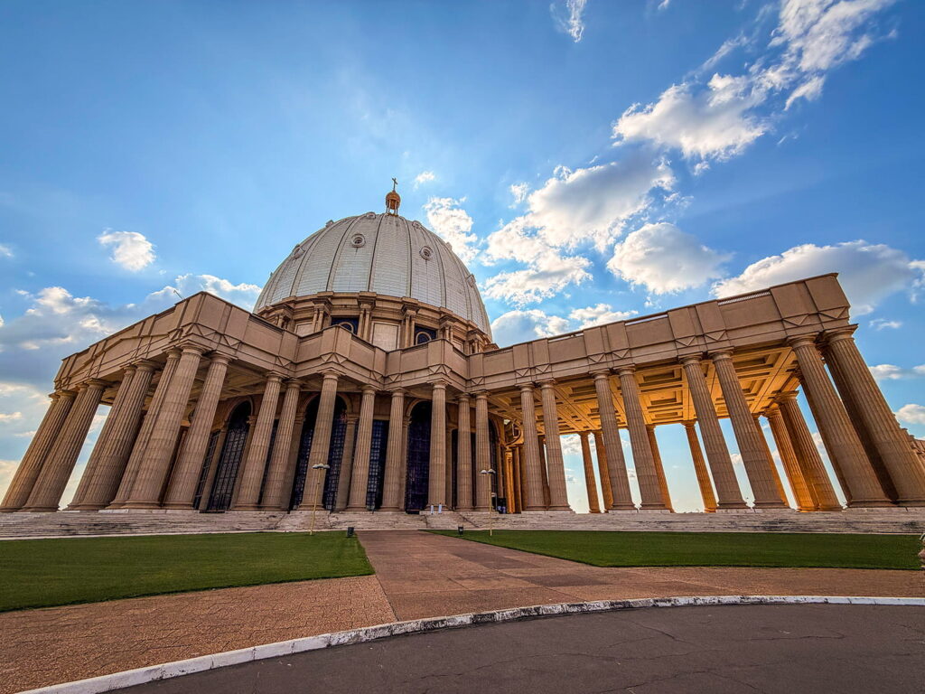 Visiter Yamoussoukro en Côte d’Ivoire les sites touristiques et activités incontournables.jpg 2